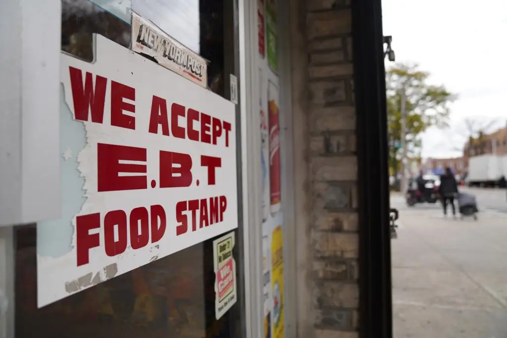 這是10月31日在美國紐約拍攝的一家接受「補充營養援助計劃」食品券的商店。新華社