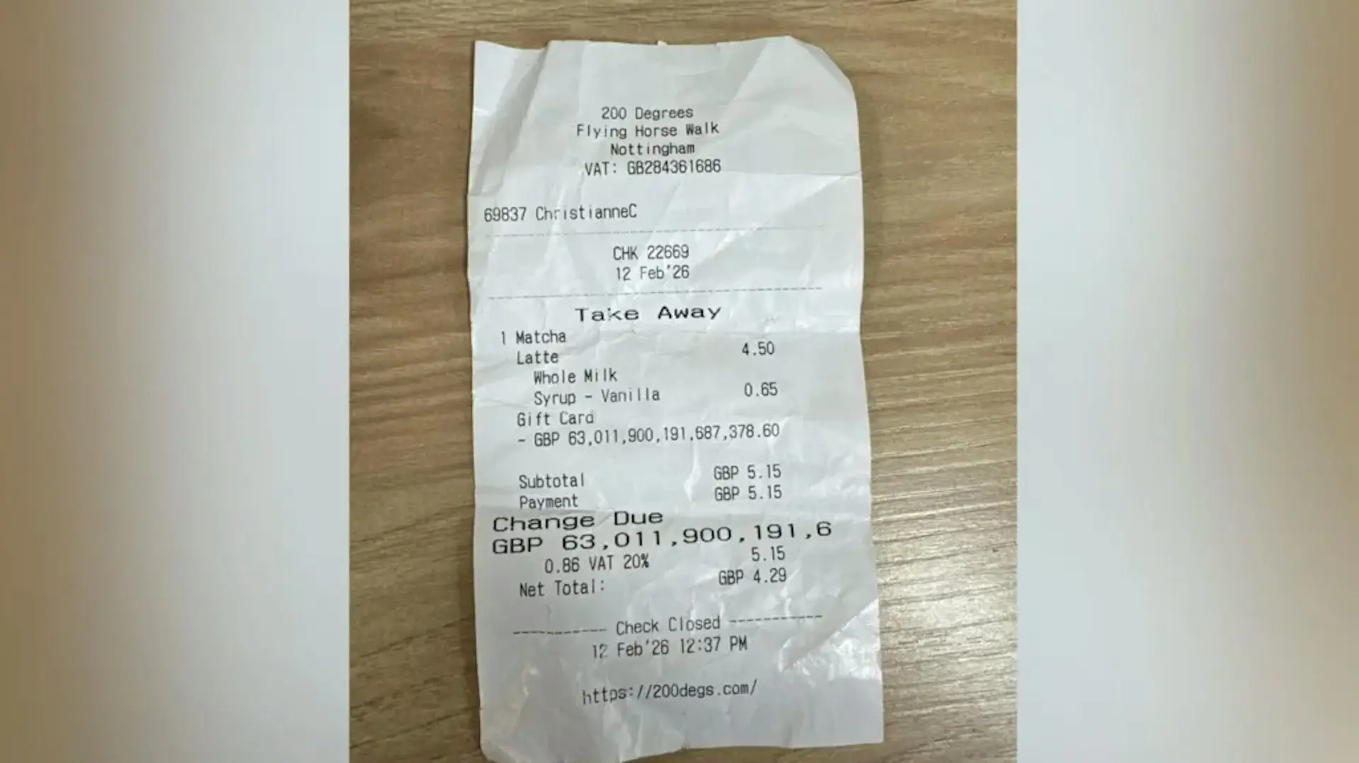 英國諾定鹹的蘇菲（Sophie Downing）用聖誕收到的10英鎊咖啡代金券買抹茶拿鐵，收據顯示餘額達6.3萬兆英鎊，比馬斯克富10萬倍，卻僅能兌換拿鐵和牛角包。（來源：蘇菲Sophie Downing）