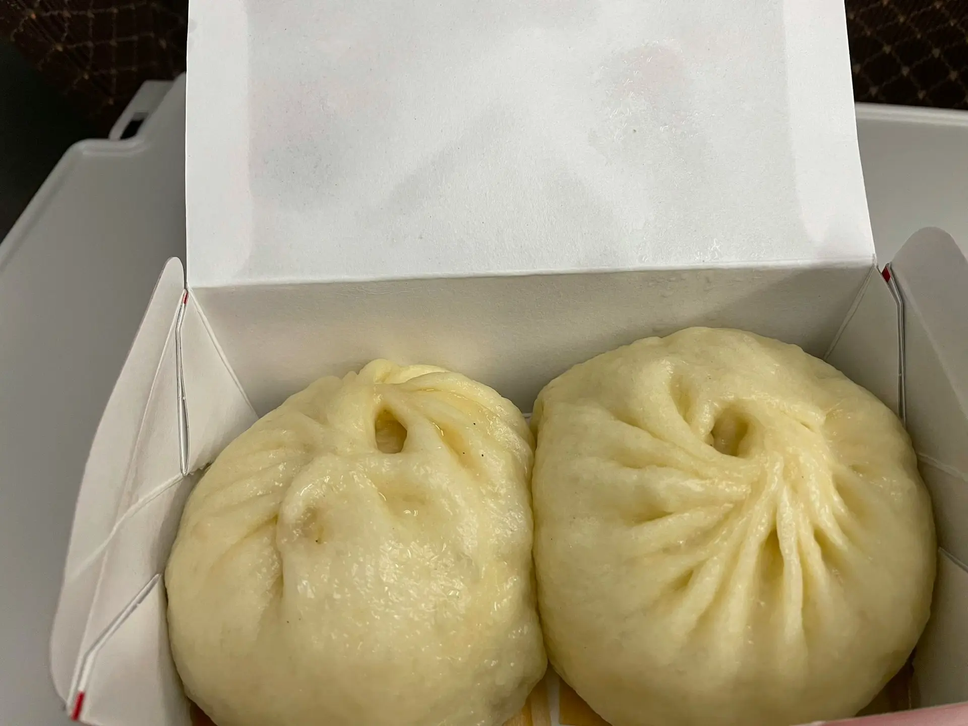 日企業家河原由次在新幹線吃551肉包遭訓斥，發文吐槽引全網罵戰，後公司大廳被人用肉包惡意砸毀，網友竟逗趣歎太浪費。（來源：i_am_kawa_chan@X）