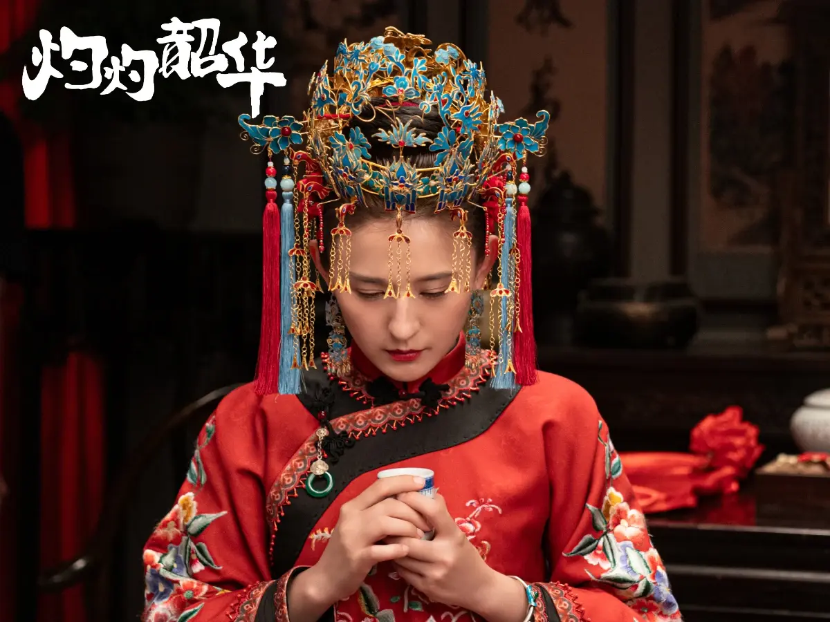 《灼灼韶華》後段劇情中，褚韶華與初戀夏初本約定再續前緣，試婚紗當天竟成訣別，再見時夏初已淪為冰冷屍體。(圖片：《灼灼韶華》劇集海報)