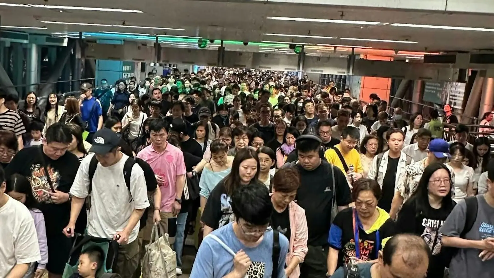 復活節與清明節長假期昨日結束，大量北上港人由前晚起陸續返港。(電視截圖)