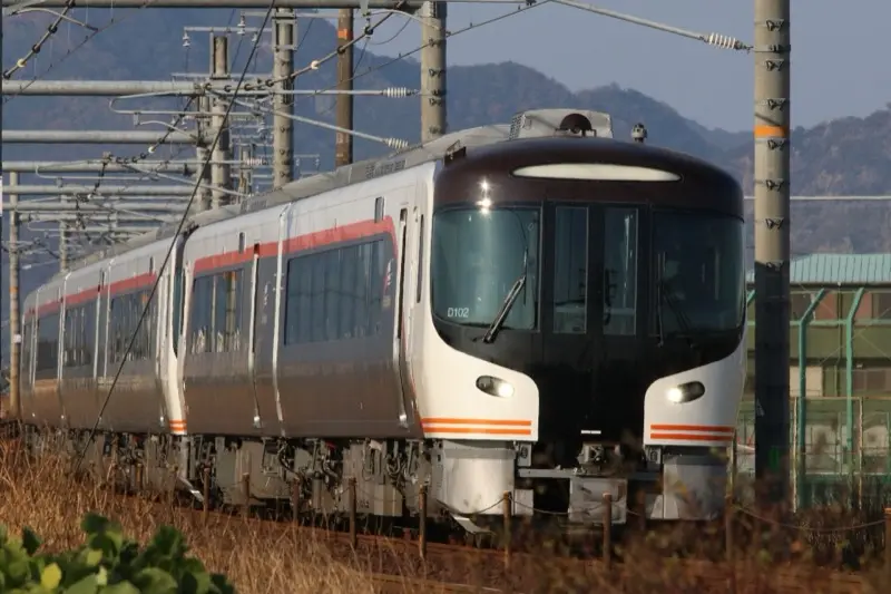 日本JR東海「特急飛驒號」（ワイドビューひだ）駕駛員值勤中「斷片」昏睡23秒，列車超速沖站，幸自動保安裝置緊急剎停，無人員傷亡。（來源：g-azumino）