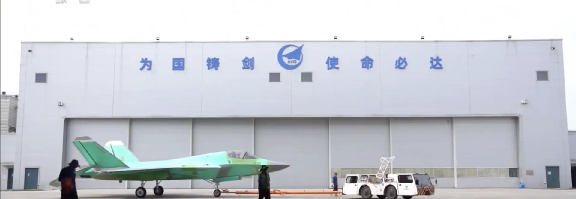 首次公開拍攝到正在生產的第五代戰機殲 - 35 系列，其中未塗裝綠色底色的殲 - 35A 格外引人注目。(圖：視頻翻攝)