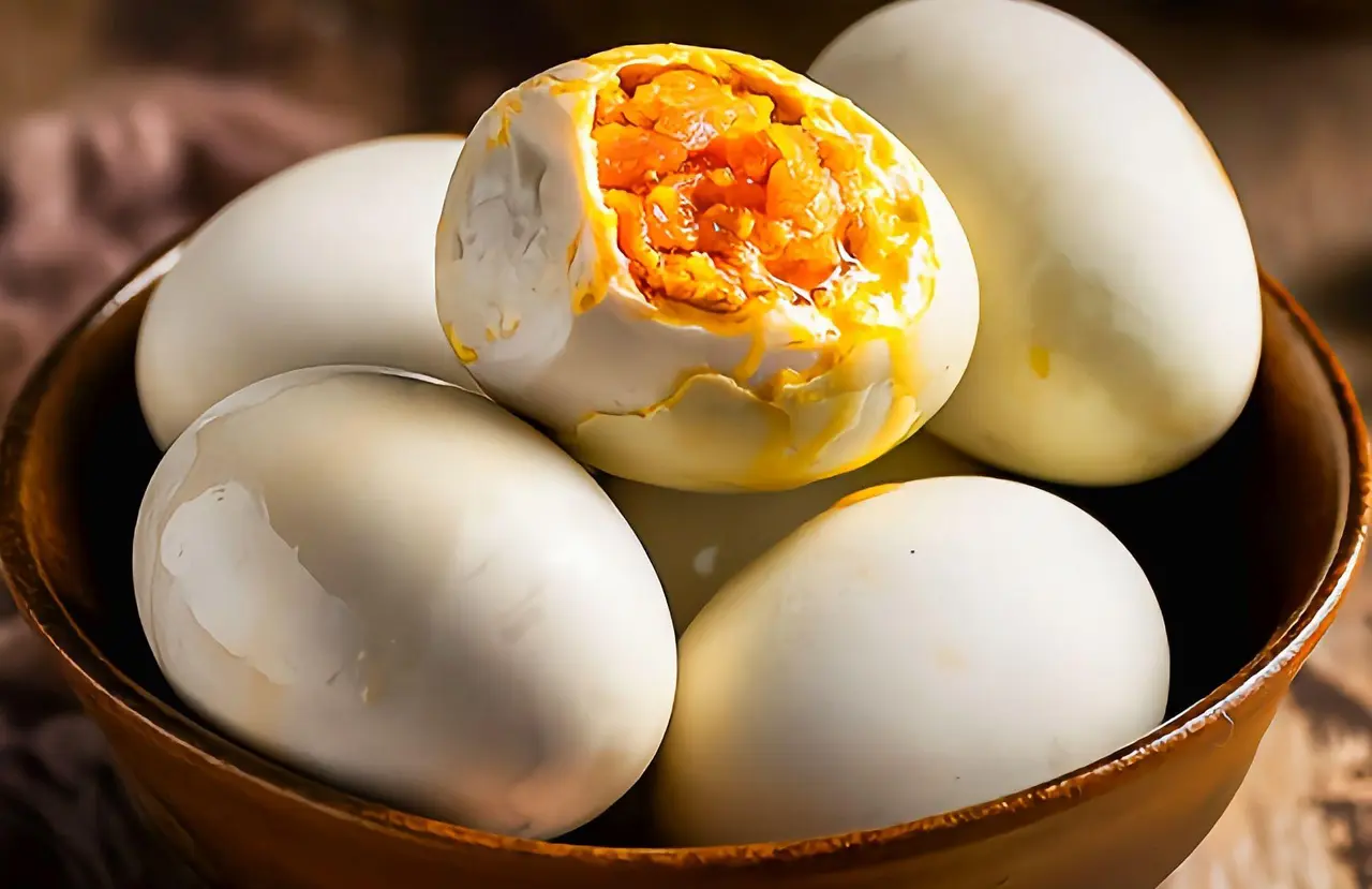 傳統做法裡，不論是外裹鹽還是浸泡鹽水，都會讓鴨蛋吸滿鹽分，一顆鹹鴨蛋的鹽含量常常達到1.5至2克，這可是每日推薦攝鹽量的一小半了。（示意圖來源：網絡）