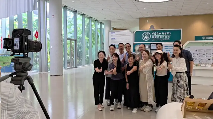 與一眾團友（中國記協台港澳工作部副主任張毓育、巴士的報盧永雄、HKG報周天慧、立法會議員陳穎欣、沖先生、港人講地潘惠霞、天機傳媒曾子晴等）南繁院大堂留影
