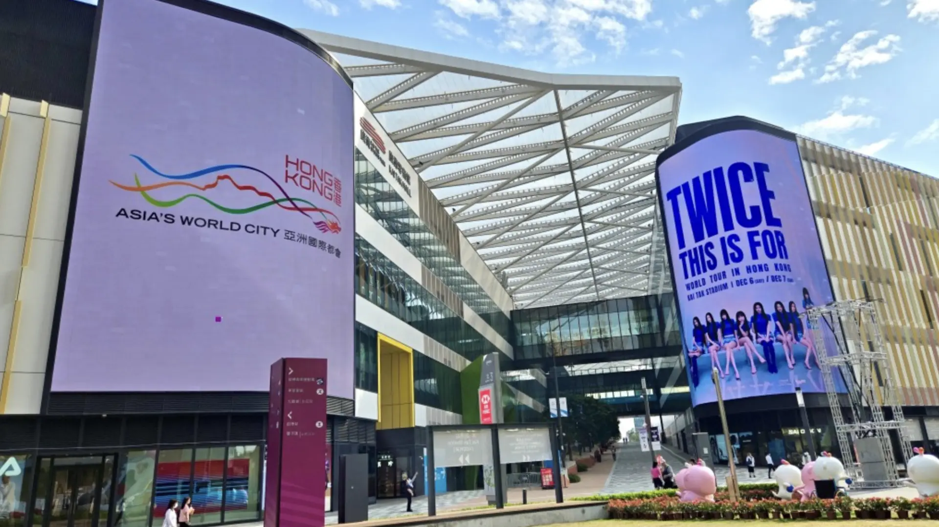 此外，觀眾經啟德車站廣場前往主場館時，可先到啟德體育大道入口欣賞20米電視屏幕及大道內的巨型海報打卡留念。演唱會結束後，零售館內多間食肆將延長服務時間至凌晨，方便觀眾留在園區享受一站式的遊樂、購物與美食體驗。(圖：網絡截圖)