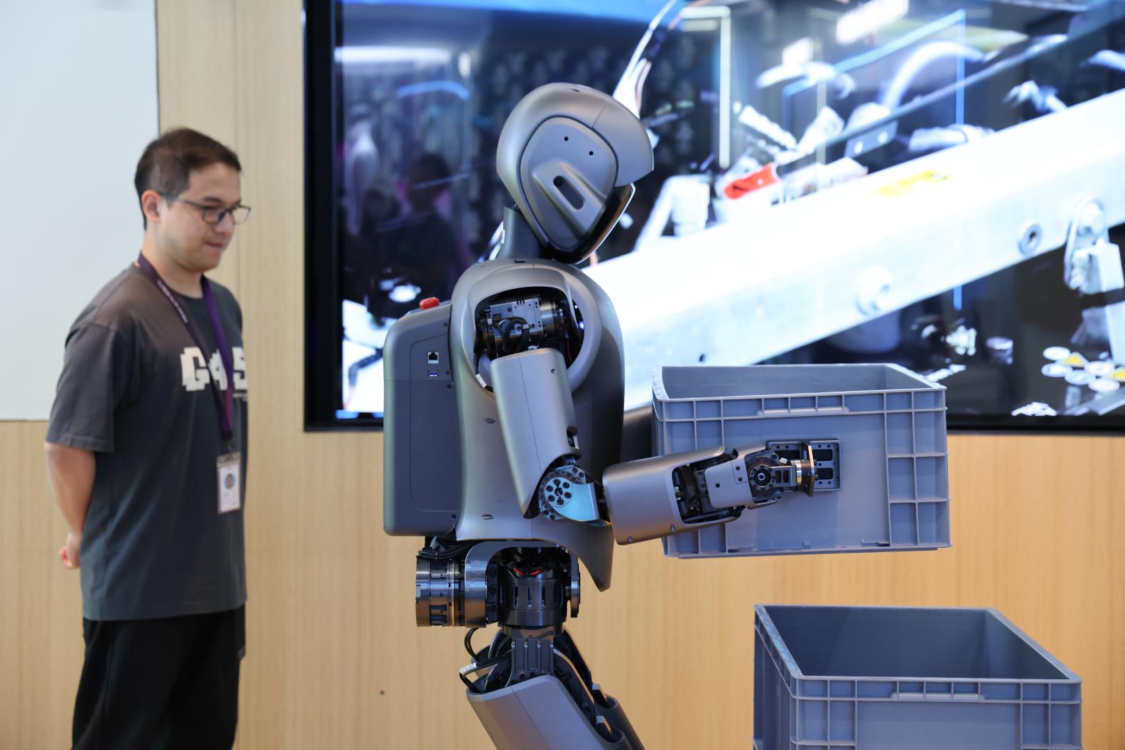 工業人形機器人Walker S演示搬運物品。(新華社)