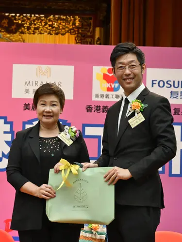 佛教葉紀南紀念中學林煒校長致送記念品給嘉賓林翠玲校長