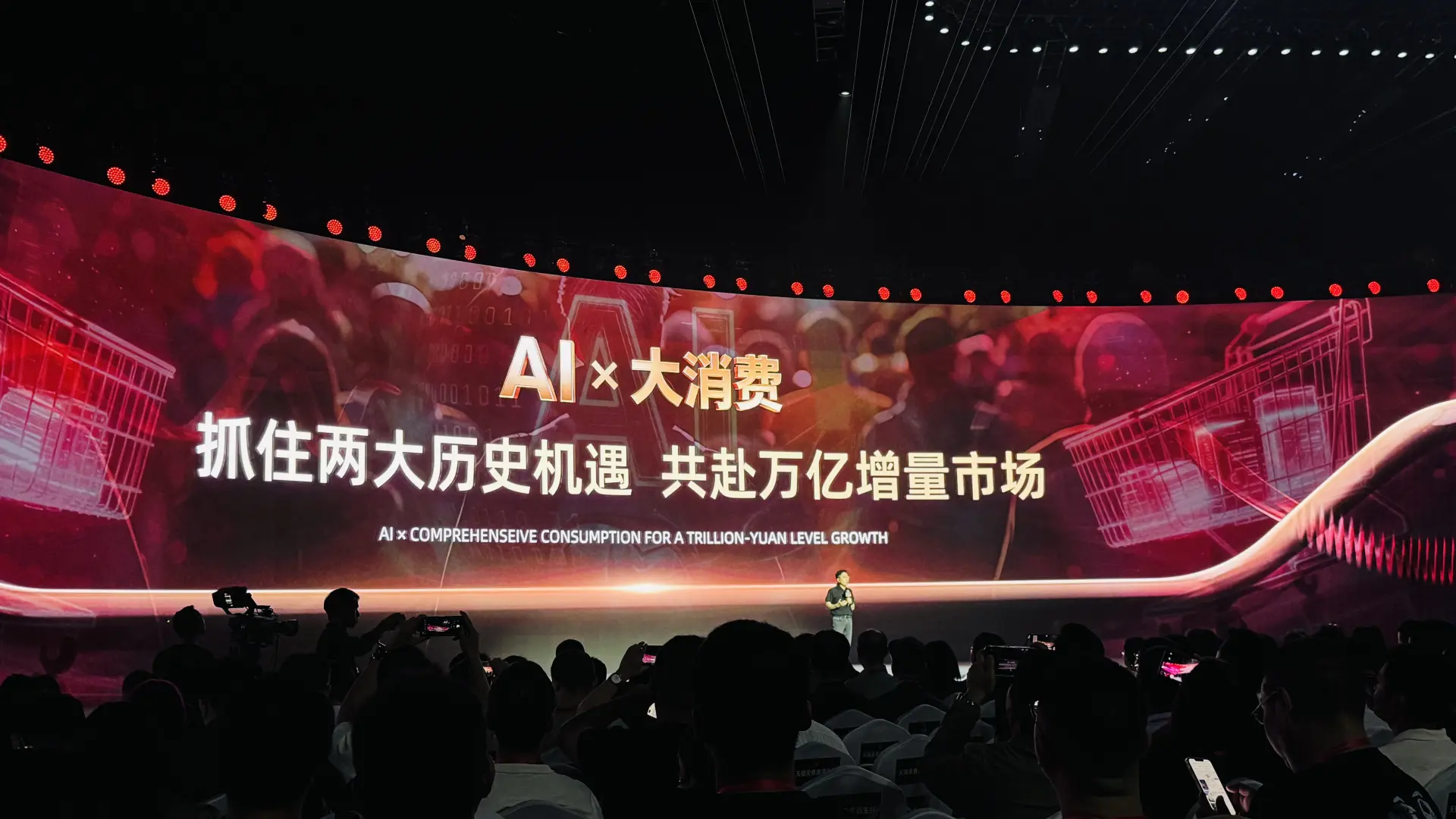 在商家賦能層面，AI 同樣發揮重要作用。AI 驅動的競價機制，幫助商家廣告投入回報率提升達 12%；AI 生成內容（AIGC）功能更為便捷，商家只需上傳靜態圖片，就能自動生成宣傳影片。(圖：網絡翻攝)
