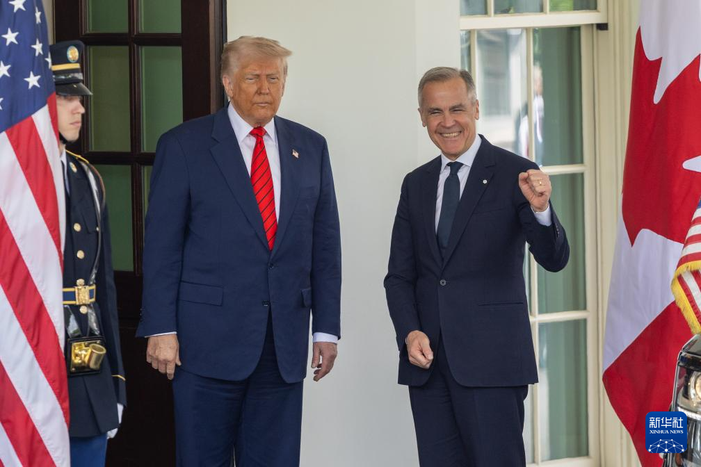 5月6日,美國總統特朗普(中)在華盛頓白宮迎接到訪的加拿大總理卡尼。(新華社)