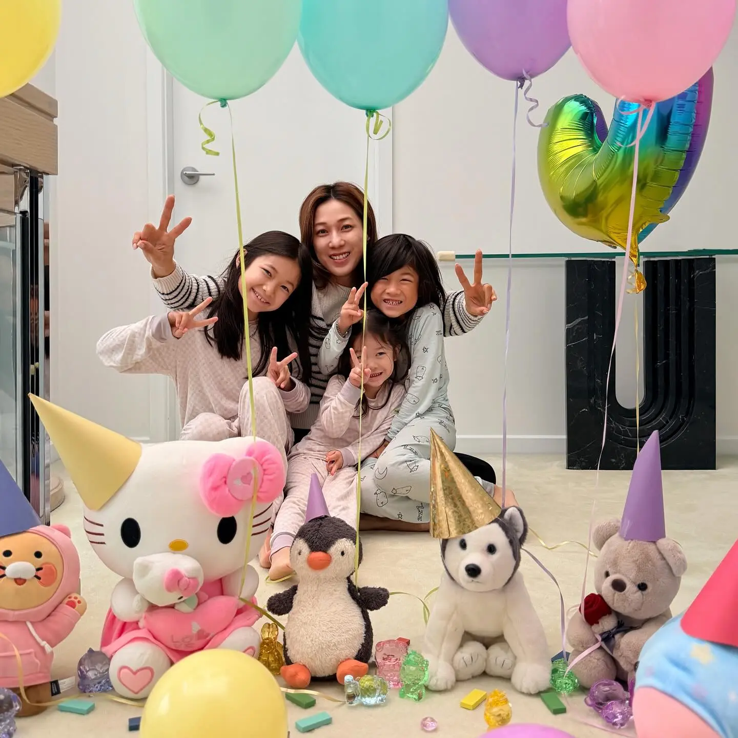 其次，有網民專門核查鍾嘉欣的Instagram賬號，其近期動態仍以日常分享為主，並無直播公開協議或提及婚姻矛盾的內容，早前她上載的與子女合照，反而被部分網民誤解為「婚變信號」。(圖：鍾嘉欣 Linda Chung@FB)