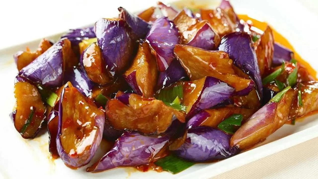 不少人以為吃素健康，然茄子、炸豆皮實為「隱形油庫」，吸油量大、熱量高。（示意圖來源：網絡）