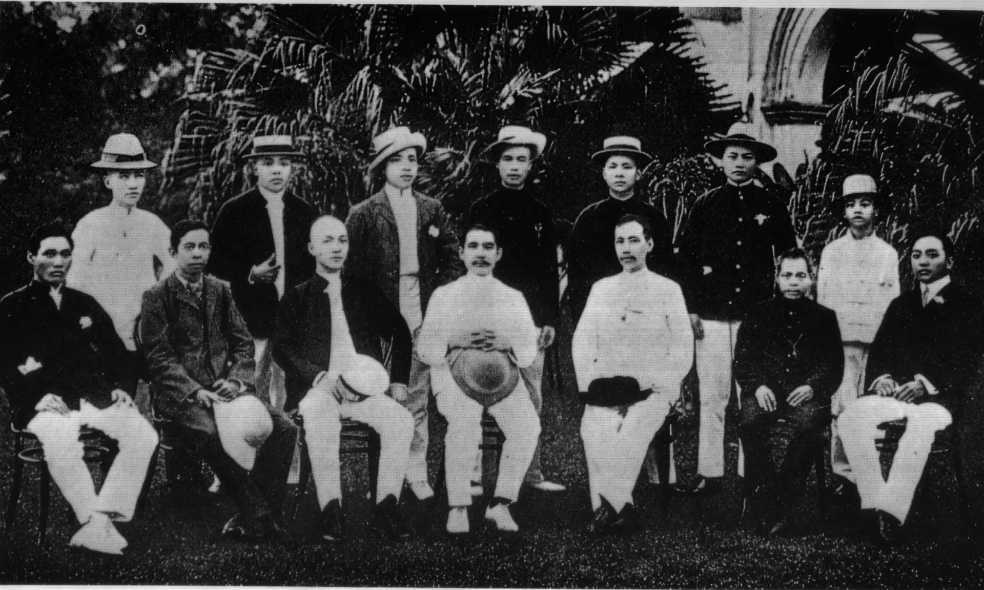 三個月後，1905年8月，《中國同盟會》在東京正式成立。孫中山提出「驅逐韃虜、恢復中華、創立民國、平均地權」十六字革命綱領，並將民族、民權、民生三項主張歸納為「三民主義」。(圖：維基百科)