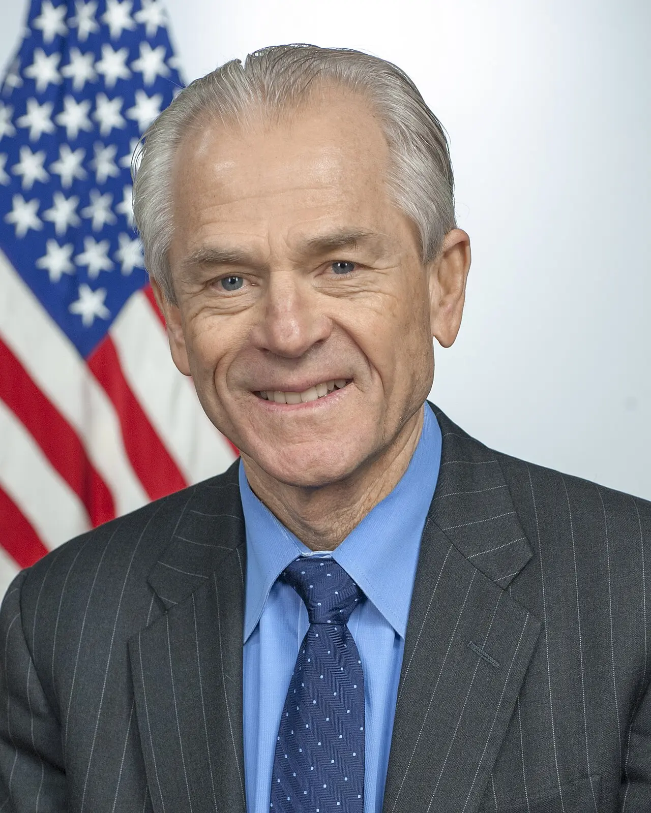 「納瓦羅」（Peter Navarro)提倡「關稅即武器」主張透過高金額的「通用關稅」、「互惠關稅」以及「懲罰性關稅」來重建美國製造業與消除貿易逆差。這種全球亂加關稅的政策，破壞全球的供應鏈。(圖：維基百科)