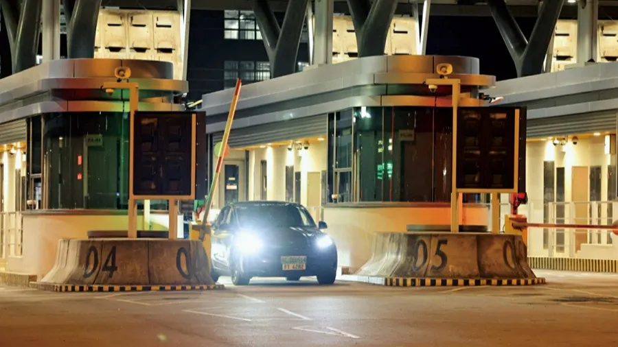 首批「粵車南下」車輛順利入境本港　首部車主稱申請及通關過程便捷的封面圖片