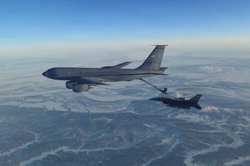 KC-135「同溫層加油機」（KC-135 「Stratotanker」）是一款由波音替美國空軍開發製造的空中加油機。美國空軍