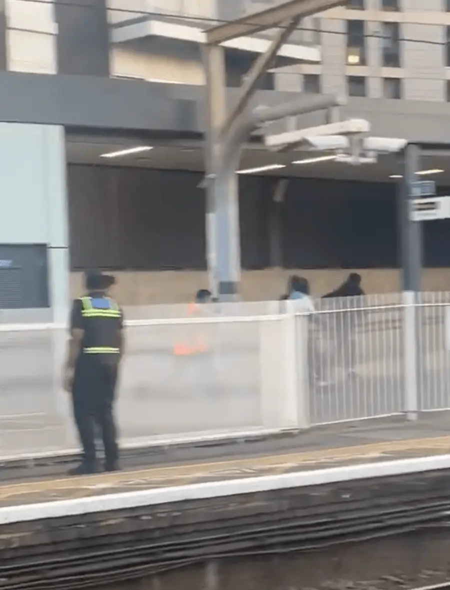 站務人員與女事主隨即展開追趕，最終卻因對方逃竄迅速而無功而返，所有涉案青年均逃之夭夭。(圖：視頻翻攝)