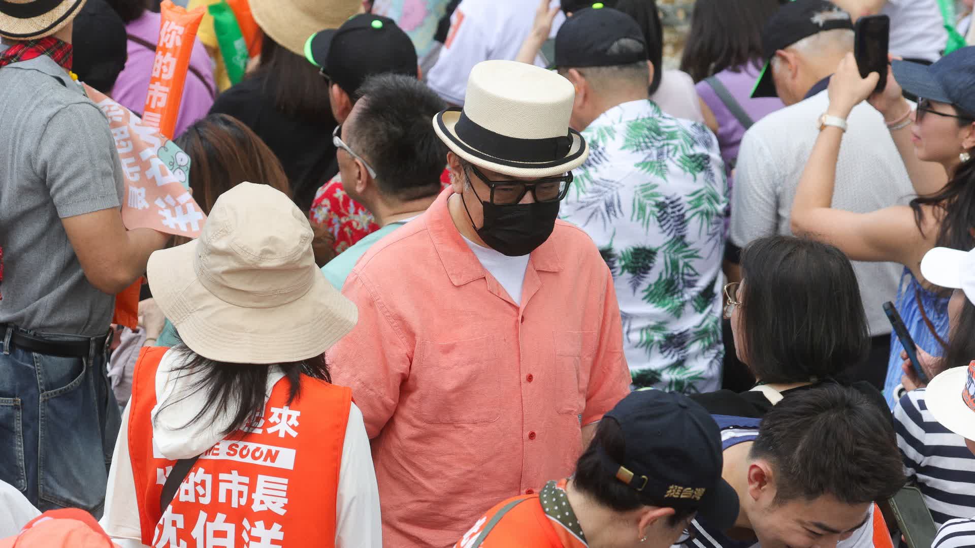 蔡康永當日坐在沈伯洋競選活動前排、手持應援棒揮動的畫面，已經超出「採訪觀察」可以解釋的範圍，單純以訪談工作需要作解釋，難以令人信服。(圖：網絡截圖)