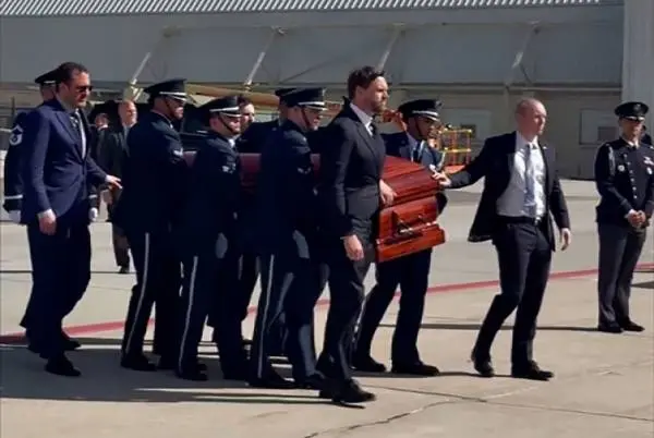 特朗普使用專機「空軍二號」將柯克的靈柩送回了他位於鳳凰城的家中。萬斯為柯克扶靈 社交媒體「X」