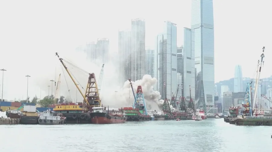 新油麻地避風塘躉船起火 傳爆炸聲濃煙捲半空 車路煙霧瀰漫 暫無傷亡的封面圖片