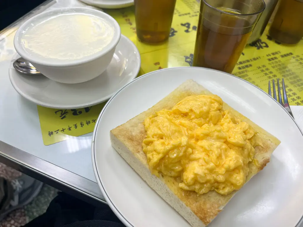 作為香港茶餐廳文化的代表之一，澳牛的炒蛋以嫩滑口感成為金字招牌，上餐速度更是向來驚人，從點單到上菜平均僅需數十秒。(圖：網絡截圖)