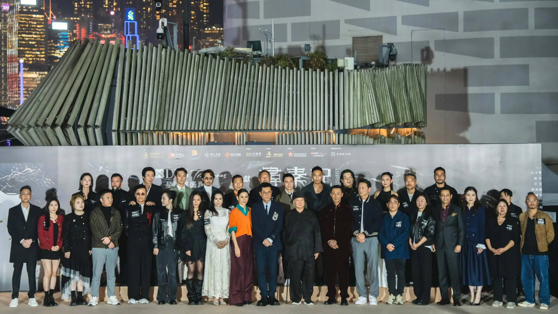 此前舉行的尖沙咀星光大道首映禮上，古天樂、林峯、宣萱等原班人馬悉數亮相，現場更有粉絲戴兵馬俑面具高呼「大王」，氣氛熱烈。(圖：網絡截圖)