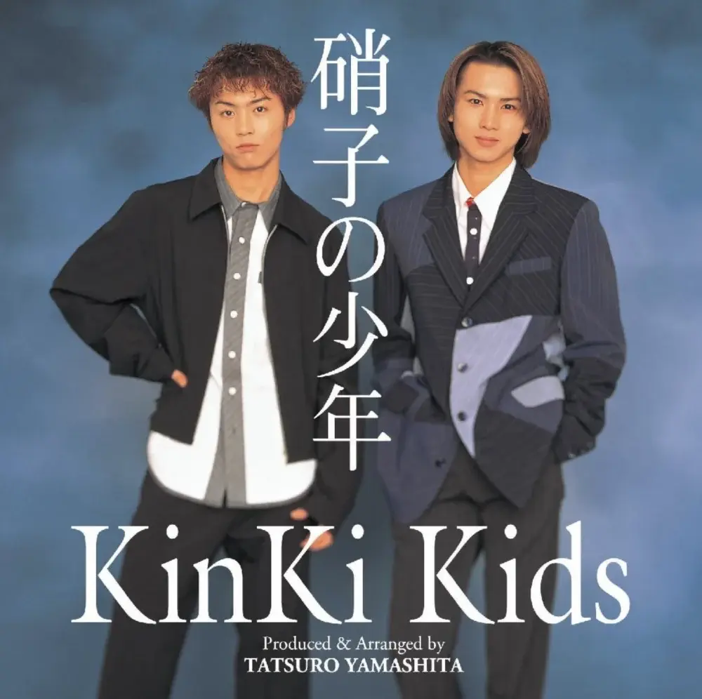 堂本光一自1997年與堂本剛以KinKi Kids名義出道以來，憑藉〈硝子の少年〉〈愛されるより 愛したい〉等多首百萬銷量暢銷曲紅遍亞洲，其主演的《SHOCK》系列音樂劇自2000年11月首演以來，累計公演達2128場。(圖：網絡翻攝)