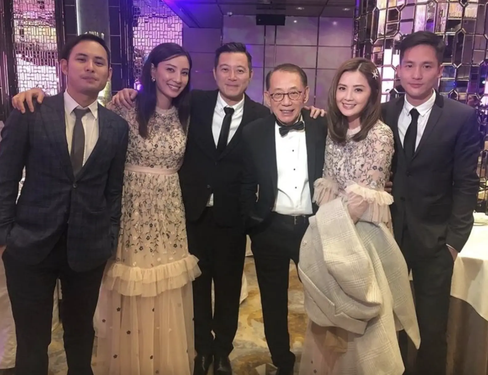 42 歲香港女星蔡卓妍（阿 Sa）自與相戀 6 年的「百億富三代」石恆聰分手後，感情動向一直備受關注。近日，她在新店開幕活動上的一番回應，間接認證新戀情。​(圖：網絡截圖)