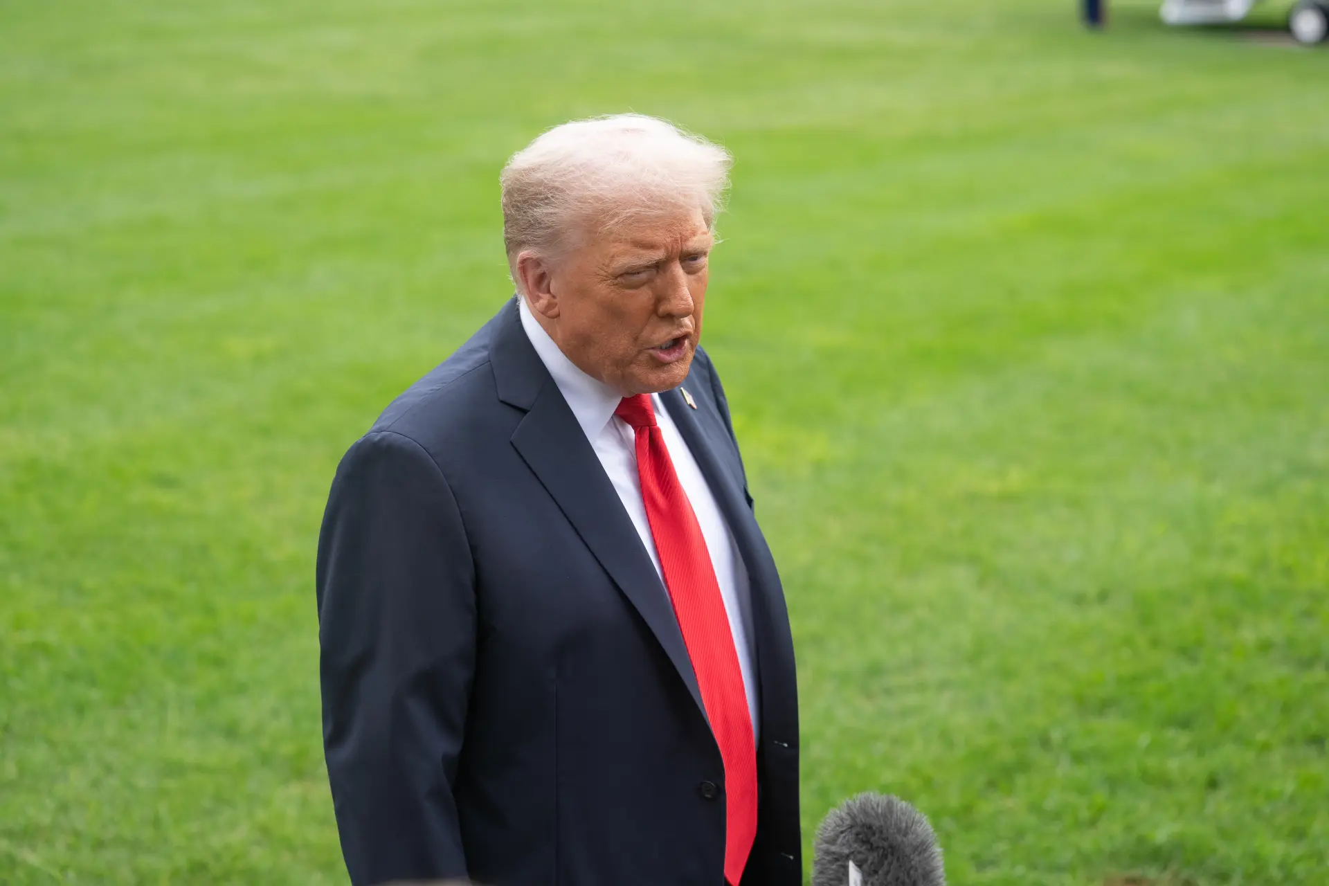 特朗普便在社交媒體上發布聲明，稱「由於其他國家的核試驗項目，我已經指示戰爭部開始以平等的方式進行核武試驗，這一過程將立即開始」，該決定甚至讓美國部分顧問感到驚訝。​(圖：新華社)