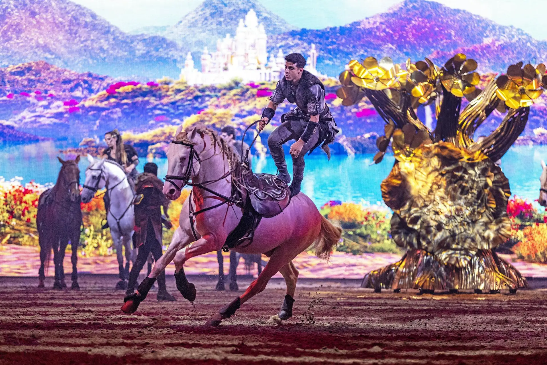 CAVALLUNA 選擇香港，並將香港定為亞洲唯一一站，正好說明香港具備承接高規格國際演出的綜合條件。啟德體育園提供的是世界級場館；香港提供的是密集的國際航網、成熟的商業配套和便利的城市體驗；而國泰所提供的，則是把全球資源準時、穩妥地送到香港的空中橋樑。(圖：CAVALLUNA)