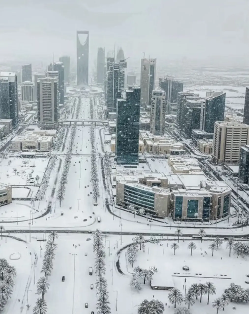 沙烏地阿拉伯北部與西北部多地沙漠迎罕見降雪，紅沙丘覆白雪的奇景瘋傳社群媒體。（來源：saudiexpat@X）