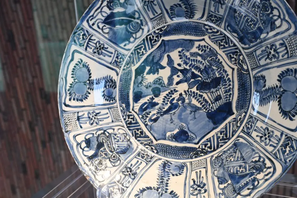 這是 2024 年 6 月在江西景德鎮御窯博物館拍攝的精品瓷器。新華社