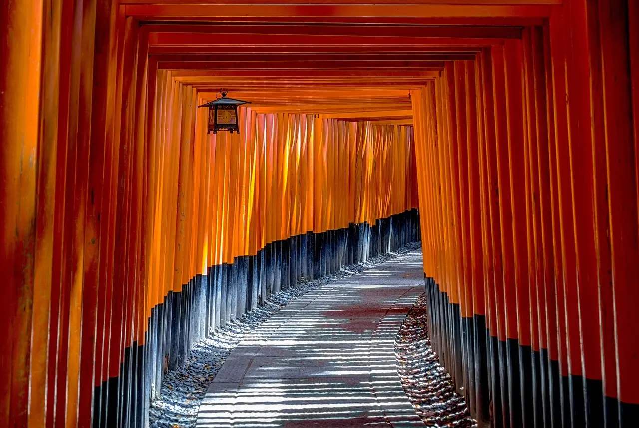 京都伏見稻荷大社是日本最具代表性的神社之一，憑藉綿延壯觀的千本鳥居與清幽的竹林參道聞名全球，不僅是當地民眾參拜祈福的神聖場域，更是見證日本傳統神道文化的重要地標。（示意圖來源：pixabay）