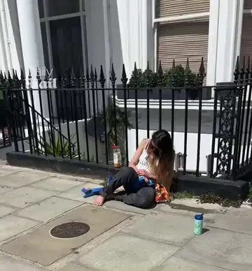 阿布達比王室媳婦瑪拉．阿娜哈楊（Mahrah Al Nahyan）於倫敦街頭吸食古柯鹼後昏迷，3歲孩子赤腳險衝馬路。法院判其2年社區服務令，另罰款及負擔訴訟費。（來源：Cuisines1974@X）