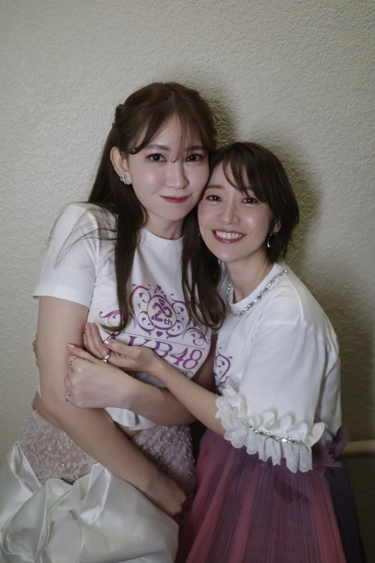 另一位備受矚目的前成員大島優子(右)，如今已是兩個孩子的媽媽。此次她再度穿上AKB48的舞台裝，瞬間喚起粉絲對其偶像時期的記憶。(圖：小嶋 陽菜@X)