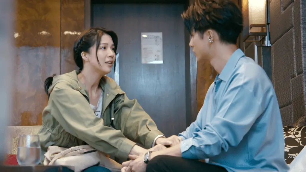 劇中 Sammy 實為陳曉華飾演的秦湘言的丈夫文貴利，整容後以韓國男團偶像身份示人，更使出三招 PUA 手段操控湘言。他先以情緒勒索指湘言有妄想症，令其陷入自我懷疑。 (圖：《非常檢控觀》)