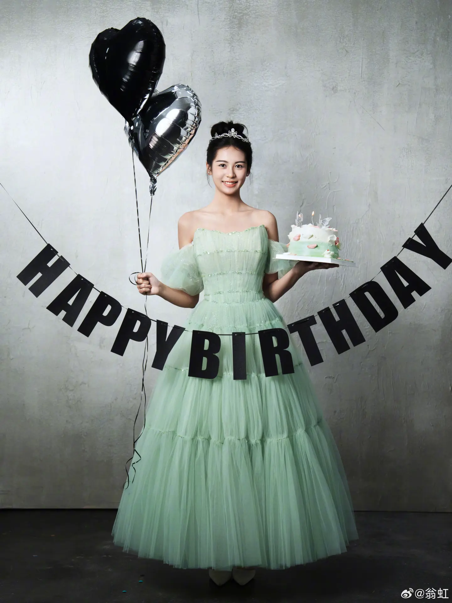 劉蒔本人也在社交平台分享生日喜悅，除了「18 歲啦」的慶祝動態，還曬出公主造型寫真，並透露自己熱衷音樂與健康飲食，希望日後分享所學幫助他人。(圖：翁虹@微博)
