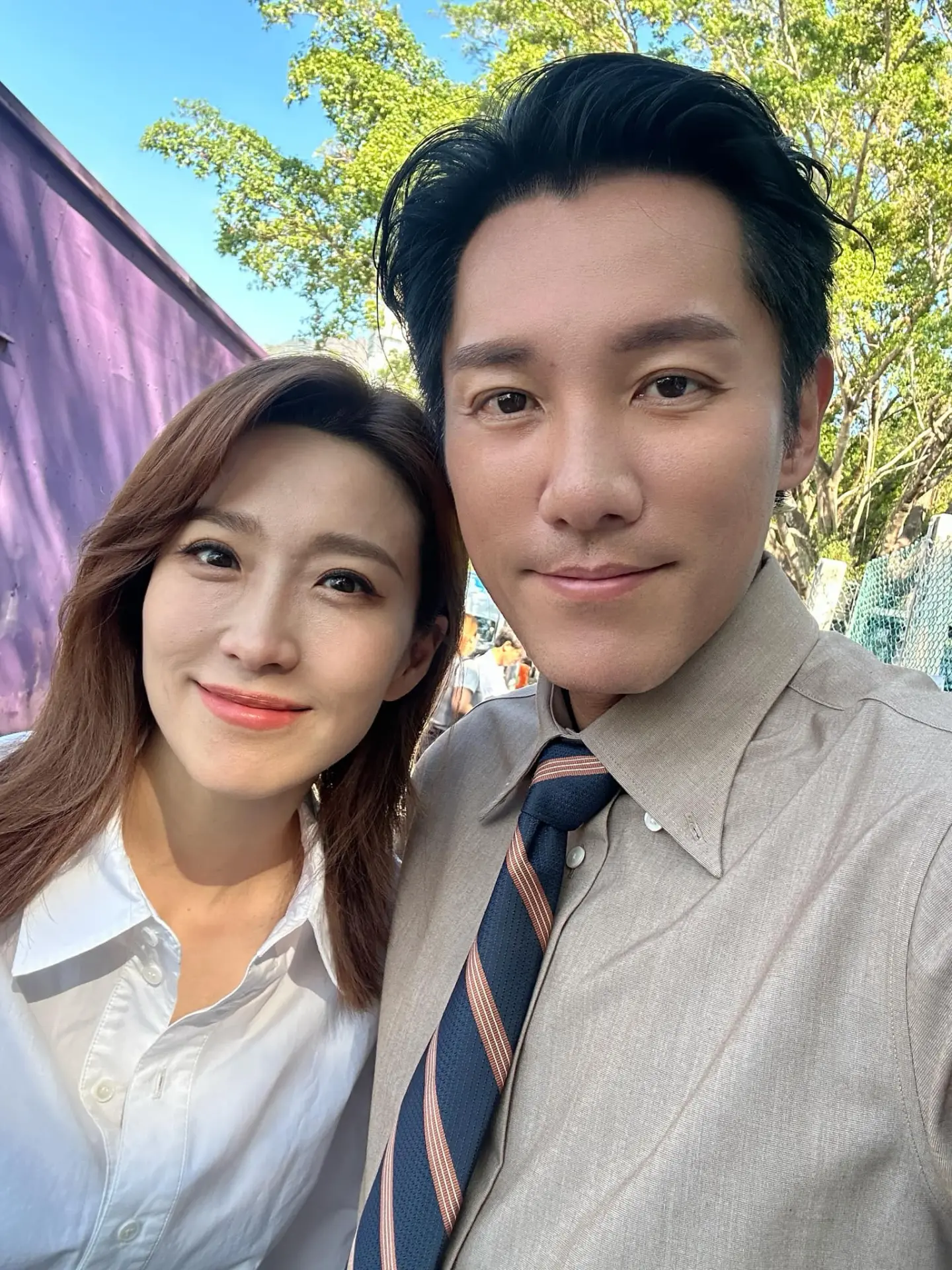 對於 TVB，張頴康充滿感恩之情。他直言 TVB 不僅給予他展示自我的平台，讓廣大觀眾認識自己，更讓他結識了「東張女神」麥雅緻，並與其結為夫婦，組成幸福的五口之家。(圖：張頴康 麥雅緻@FB)