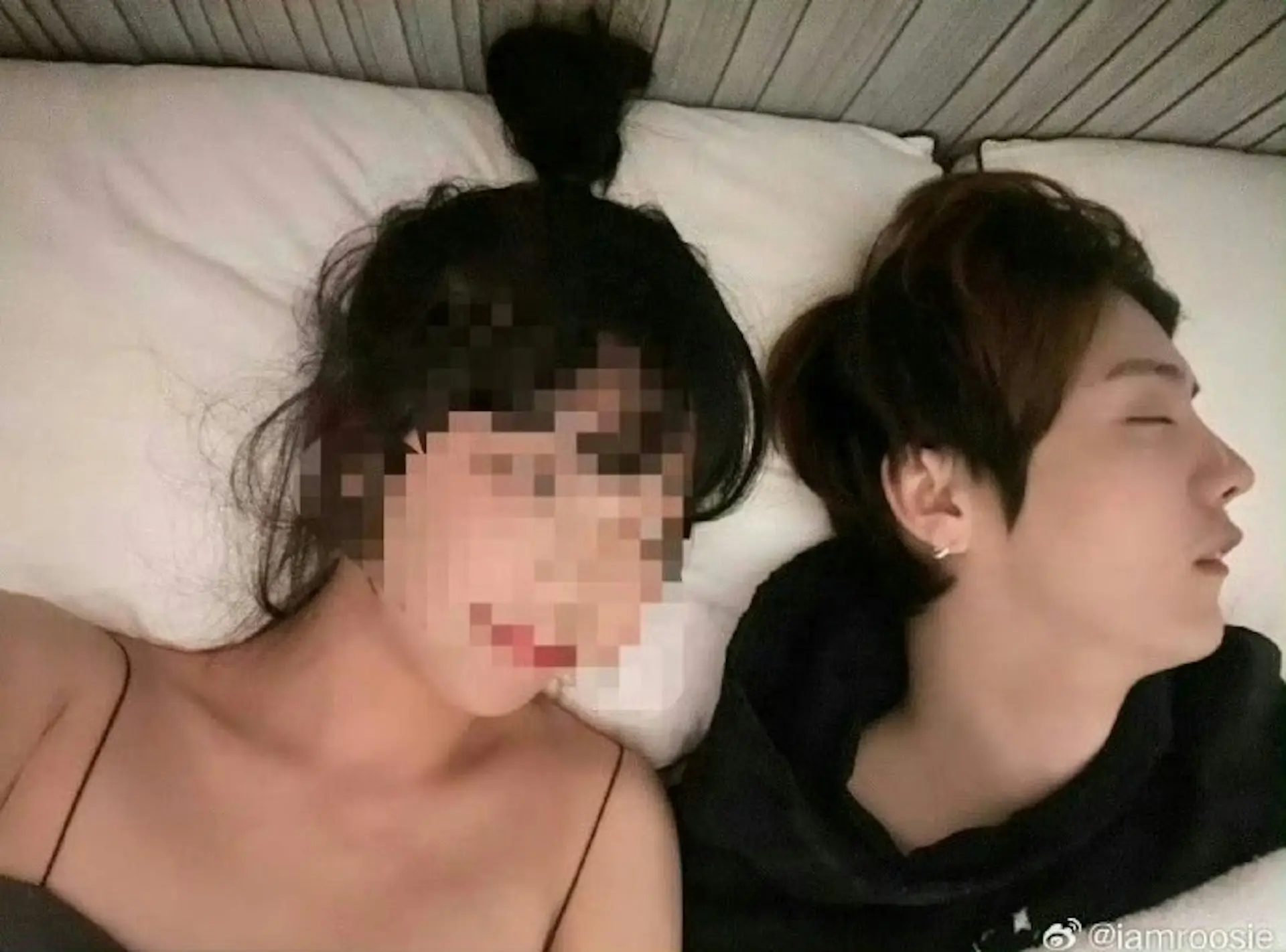 為佐證爆料內容，司曉迪陸續曬出所謂「床照」、聊天記錄、酒店定位等「證據」，其中一張她與男子同床的照片被直指對象為鹿晗，後續該照片被其自行刪除。(圖：iamroosie@微博)