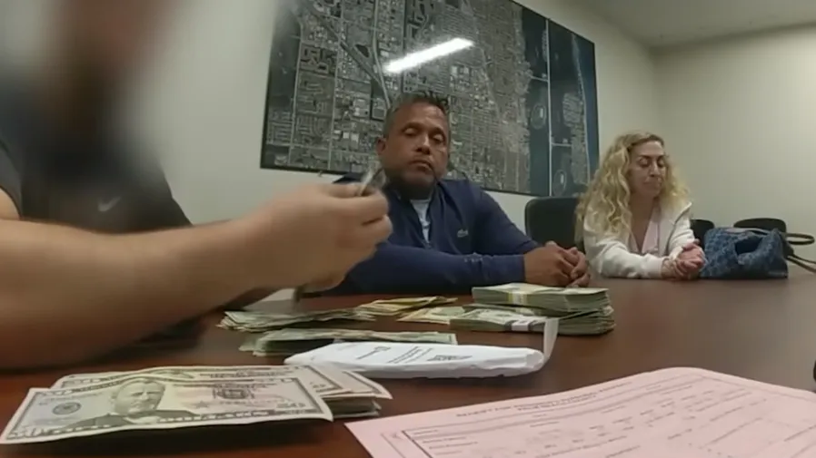美國佛州男子拾獲三萬美元鉅款，歸還後才知是女孩抗癌的救命錢的封面圖片
