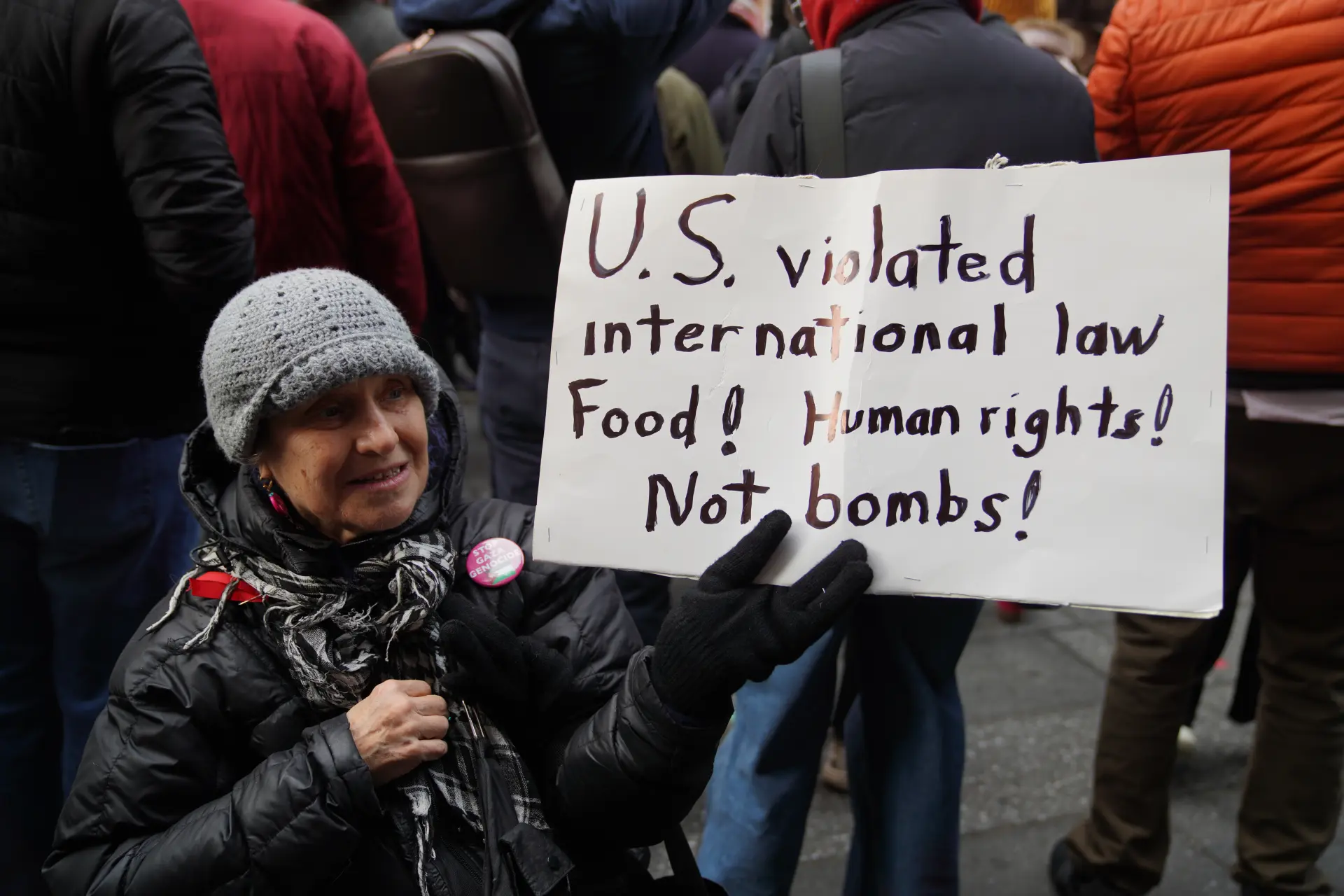 抗議民眾舉起標語，高喊「停止對委內瑞拉的轟炸」「停止為了石油而導致的流血犧牲」等口號，強烈譴責美國以霸權干涉他國內政。(圖：新華社)