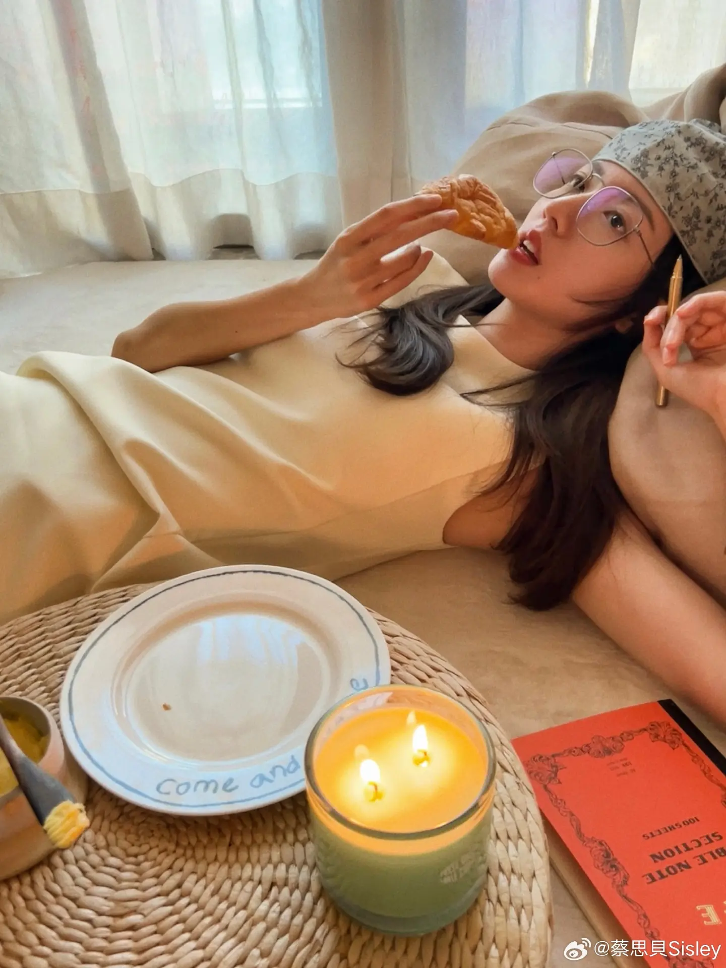 34 歲的 2013 年港姐亞軍蔡思貝，近年在無綫的工作量銳減，傳將約滿離巢，更疑似遭公司「雪藏」。她自 2023 年拍攝《飛常日誌》後，近兩年未有再拍新劇，今年亦無劇集上映。​(圖：蔡思貝Sisley@微博)