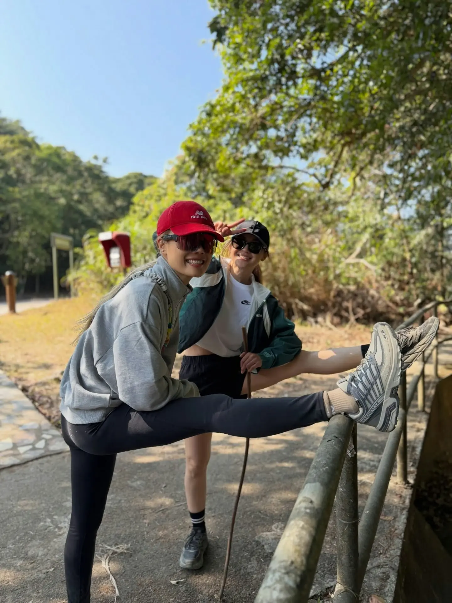 日前阿Sa與容祖兒行山打卡，全程有专人執機拍攝，Elvis被指正是背後的「掌鏡人」，阿Sa更在社交平台發文時暗藏玄機，寫下「同鍾意嘅人一齊做乜都開心！」，字裡行間皆是甜蜜。(圖：choisaaaa@IG)