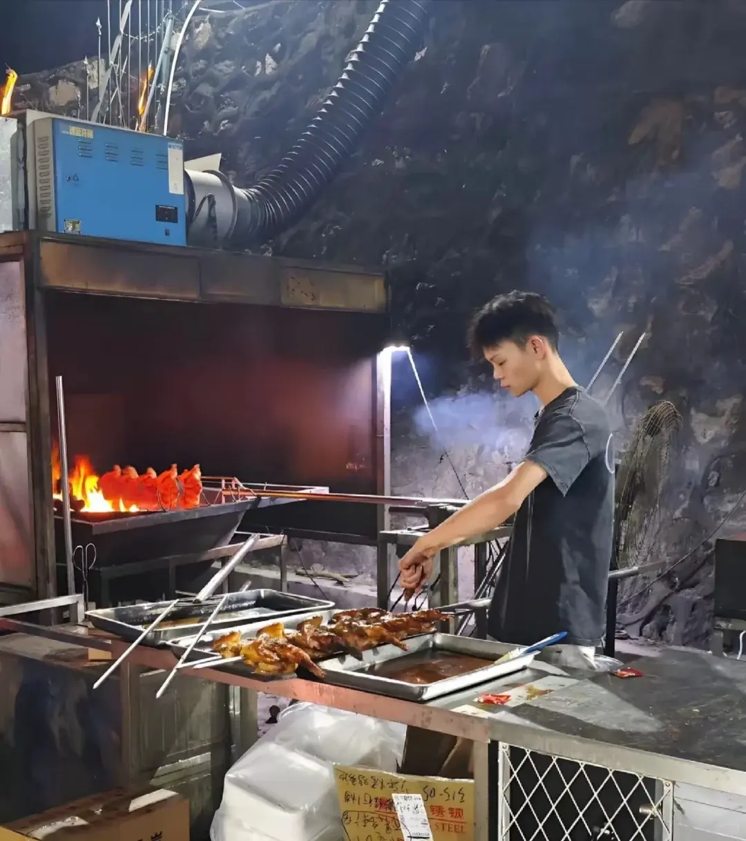 來自廣東汕尾的16歲少年小陳，帶著家鄉腌料秘方闖深圳，以荔枝木炭火慢烤走地雞，68元/只的美味讓小店日入輕鬆破萬、月入近20萬。他每月寄12萬給父母，拒絕加盟堅守品質，靠細心經營收穫七成熟客，用熱愛與堅持書寫少年創業奇蹟。（來源：小紅書網友）