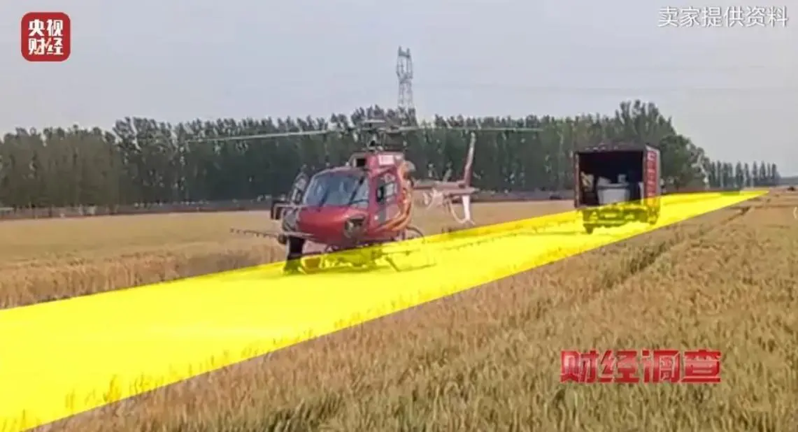 老周說，做好後會試飛調試，還專門在農田裡開了一條土路當「試飛跑道」。 可當記者提出想現場看試飛時，他卻以「跑道上曬了玉米」為由拒絕（視頻截圖來源：央視財經）