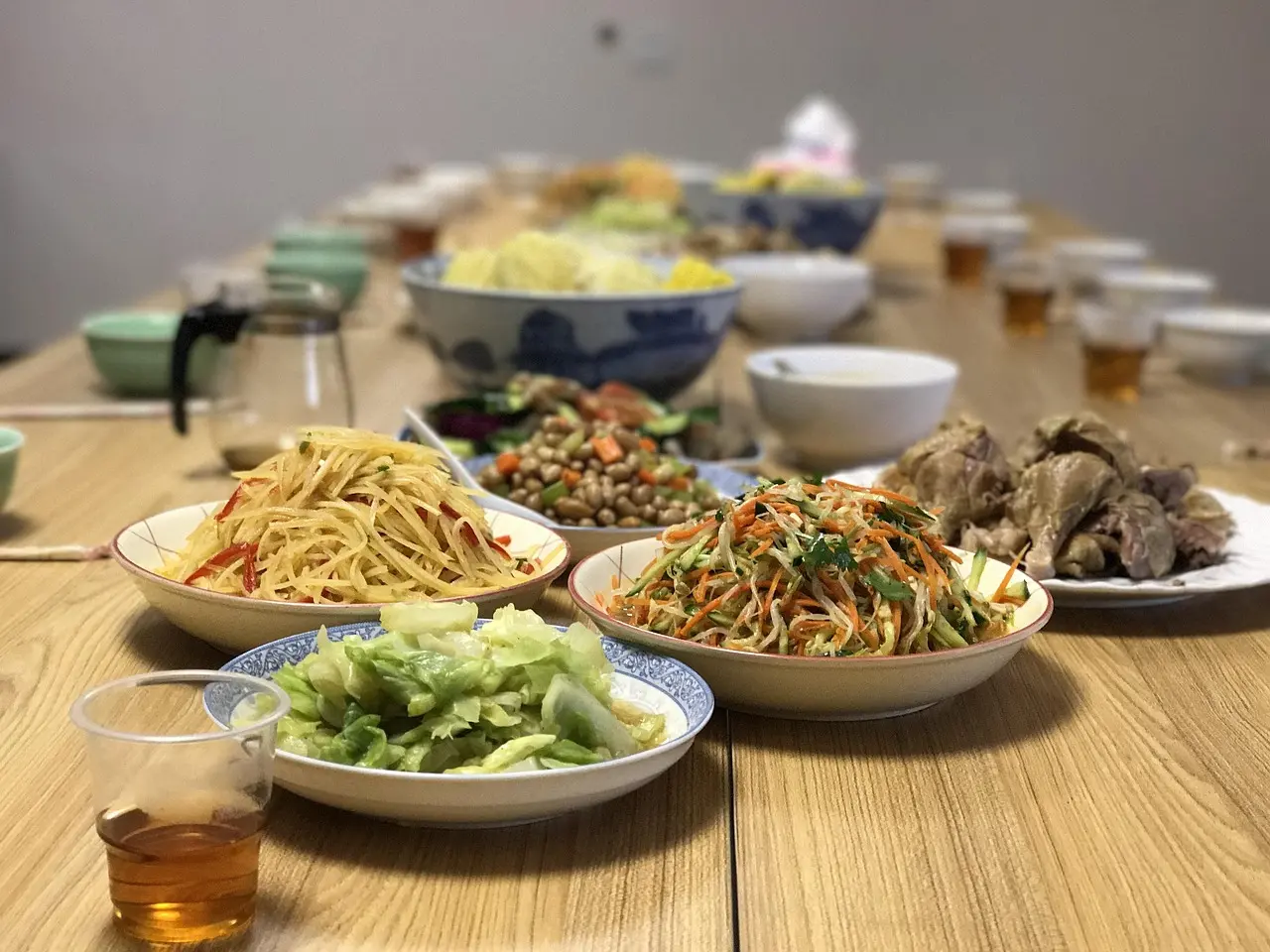 中國炒菜源於千年生活智慧，適合蔬菜與節能。歐美因肉類、能源與器具不同，以烤燉為主。美國教授稱其「原始」，實為文化差異造成的片面看法。（示意圖來源：pixabay）