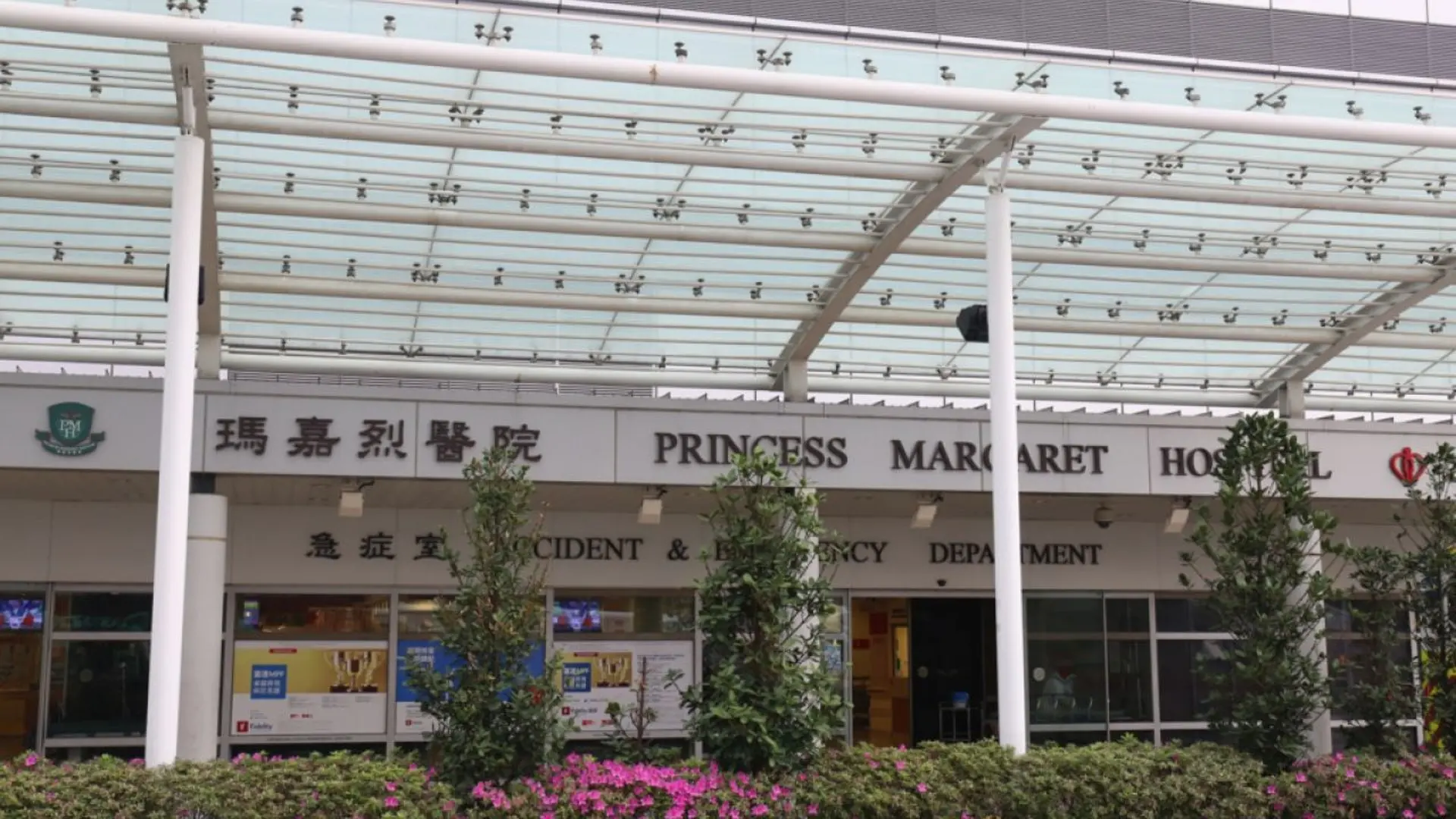 周五下午，警務處處長周一鳴特地前往瑪嘉烈醫院探望這位受傷的同袍。他在醫院逗留了約1小時，離開時神情凝重。面對記者追問同事情況，並未進一步回應。(圖：網絡截圖)