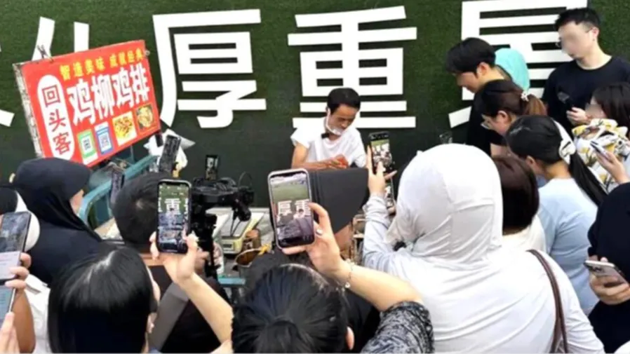 3天狂吸15萬粉!中國江西「雞排主理人」憑什麼讓人排隊1小時都要等?的封面圖片
