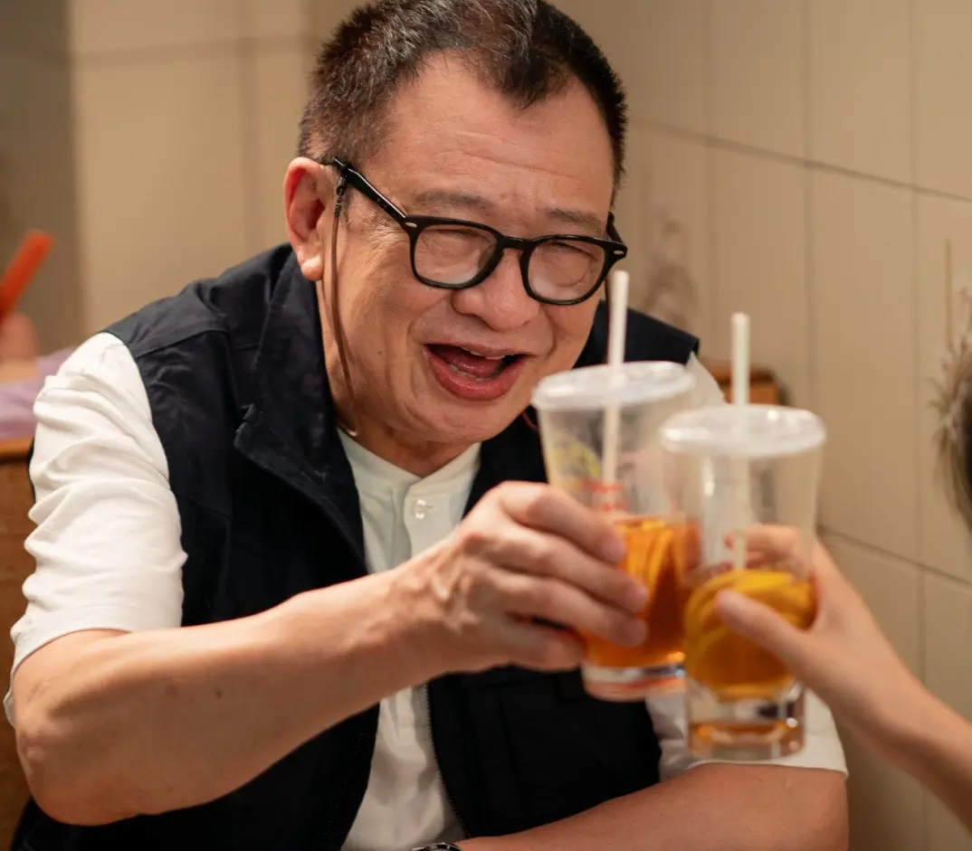人稱「Benz 雄」的資深藝人許紹雄，於 2025 年 10 月 28 日凌晨 2 時 30 分因腎癌引發多重器官衰竭，在家人與好友陪伴下安詳離世，終年 76 歲。(圖片：許紹雄@微博)