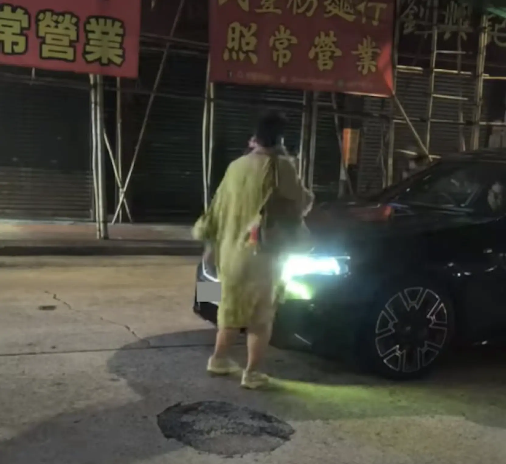 不少熟悉大圍區狀況的網民認出涉事女子，指其為街坊口中的「大圍名物」，長期在大圍一帶出沒鬧事，過往多次出現「擋車報警」、隨意與路人爭執的行為。(圖：網絡截圖)